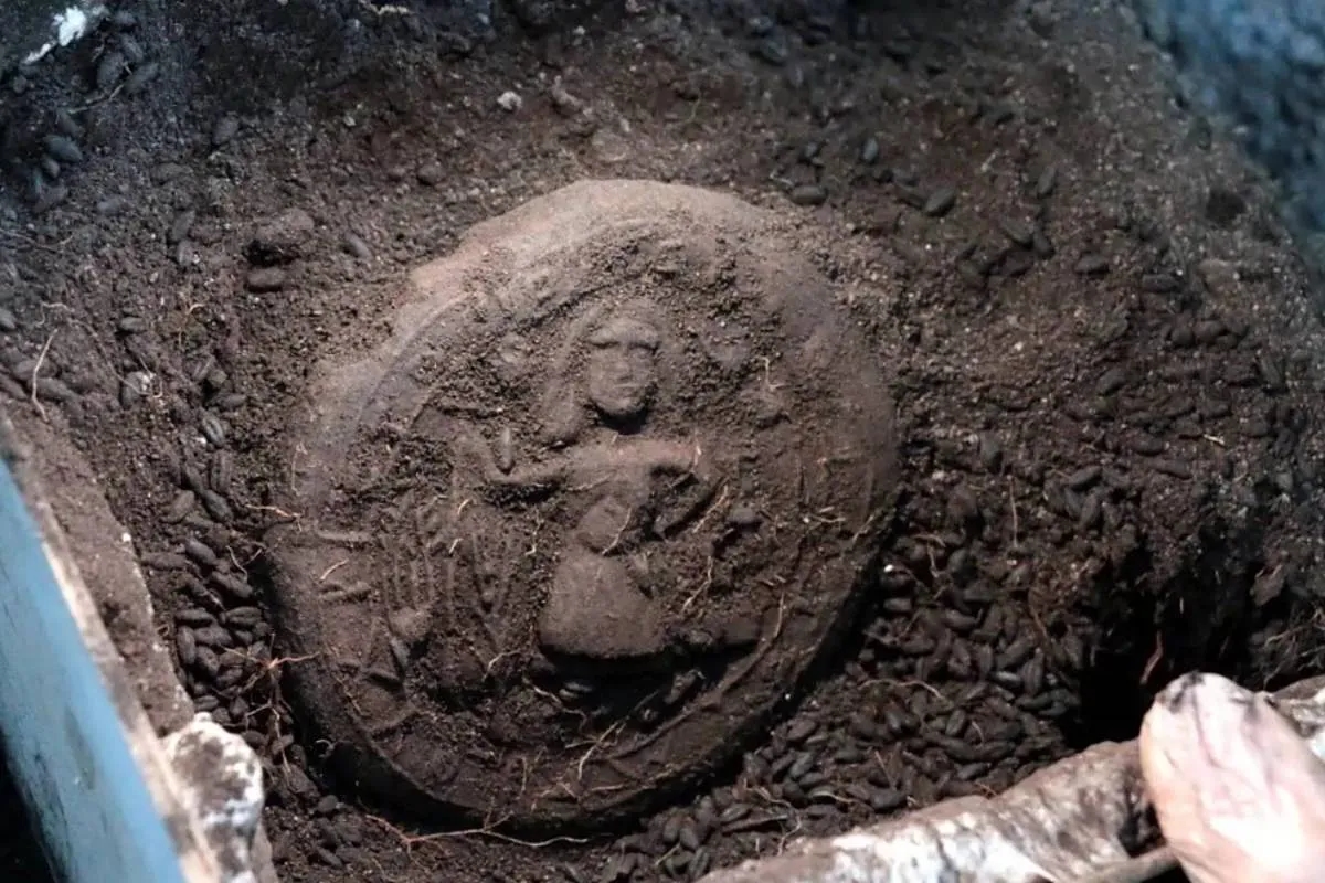 Um pão de comunhão de 1.300 anos com uma imagem de Cristo como fazendeiro foi encontrado na Turquia.