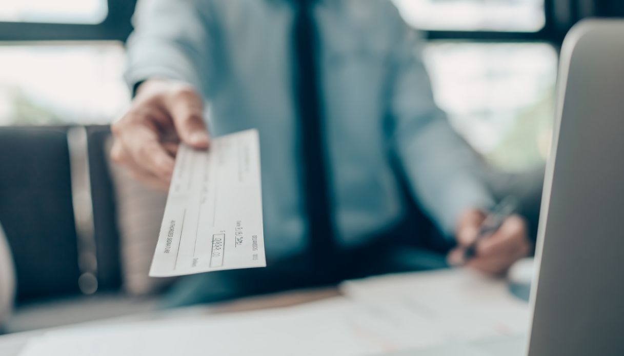 De quanto aumenta o salário de novembro devido aos feriados e em quais dias?