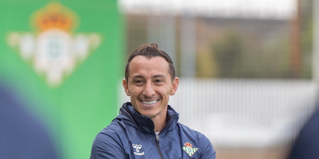 Las primeras imágenes de Guardado como técnico en la cantera del Betis