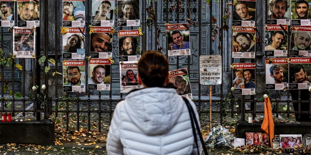 Israël a identifié deux des quatre otages morts remis lundi par le Hamas.