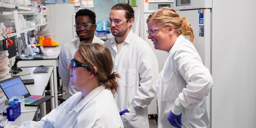 Como a idade afeta nossa resposta às vacinas