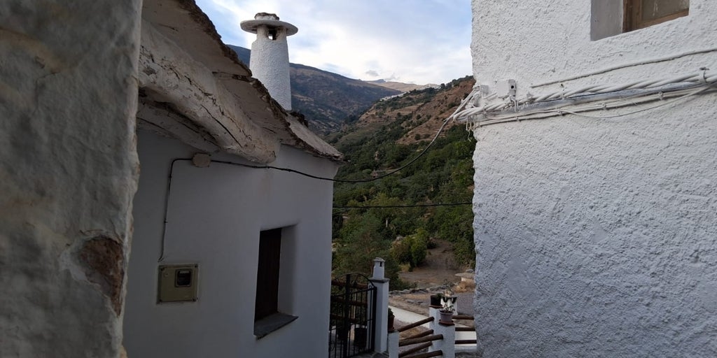 El pueblo de Granada que parece una postal suiza entre montañas nevadas