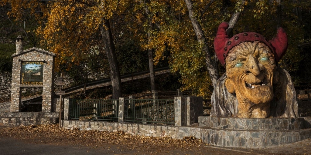 Nüfusun azalmasına direnen cadıların köyü Soportújar'ı keşfedin
