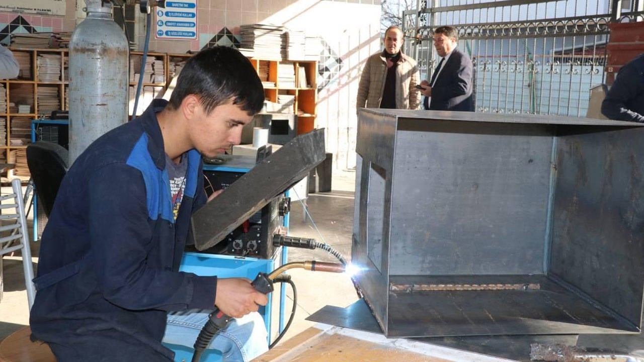 Four out of 10 young workers are unregistered