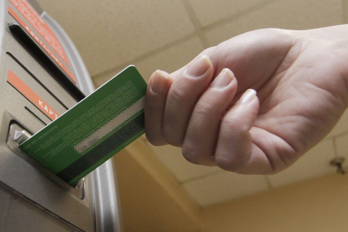 Rusların sahip olduğu kredi kartı sayısı ilk kez azaldı.