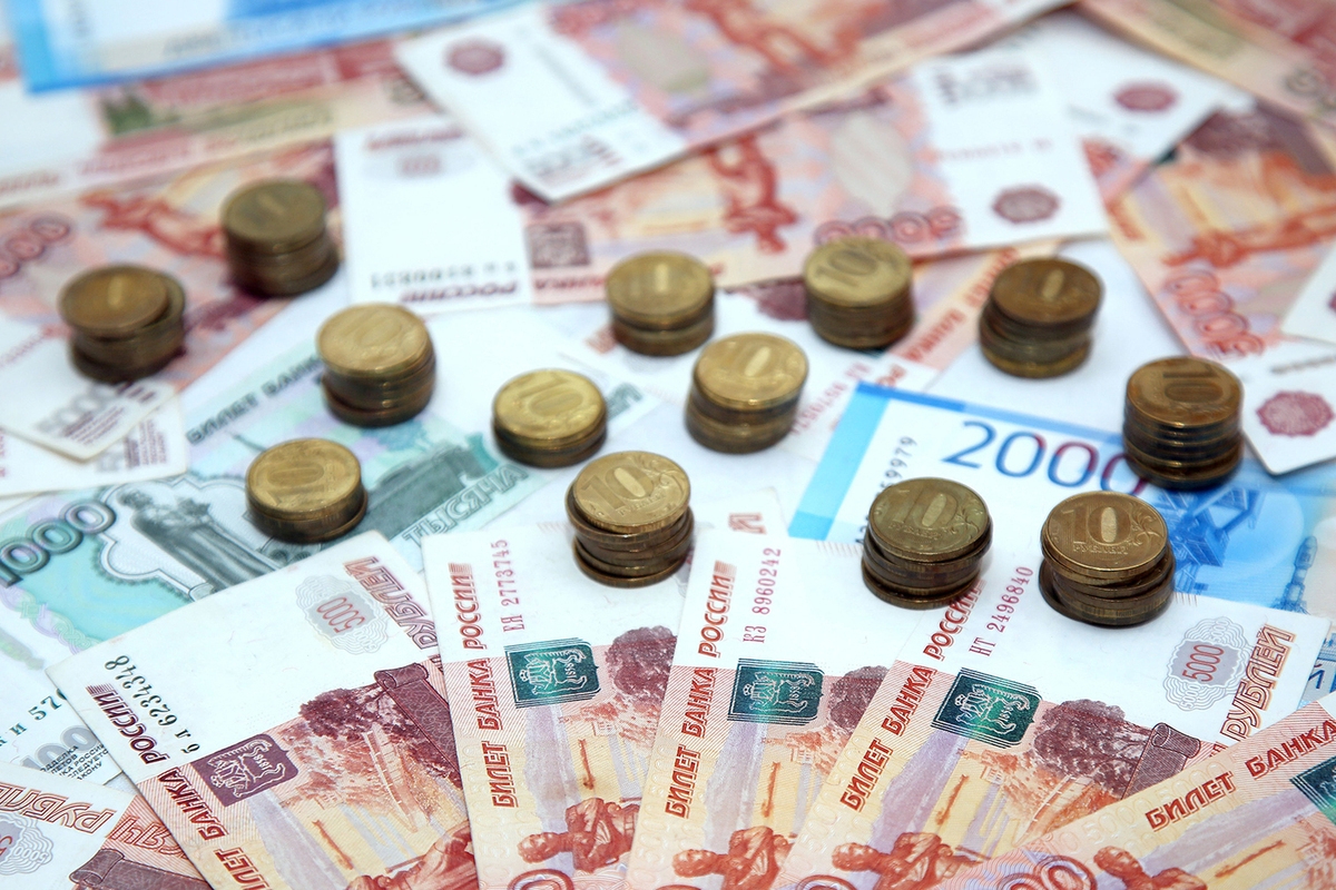 „Podatek od spokoju ducha”: Większość Rosjan trzyma część swoich oszczędności w gotówce