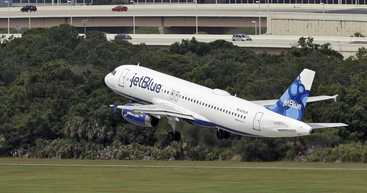 Vuelo de Jet Blue que salió de Cancún aterriza de emergencia en EU; reportan varios heridos