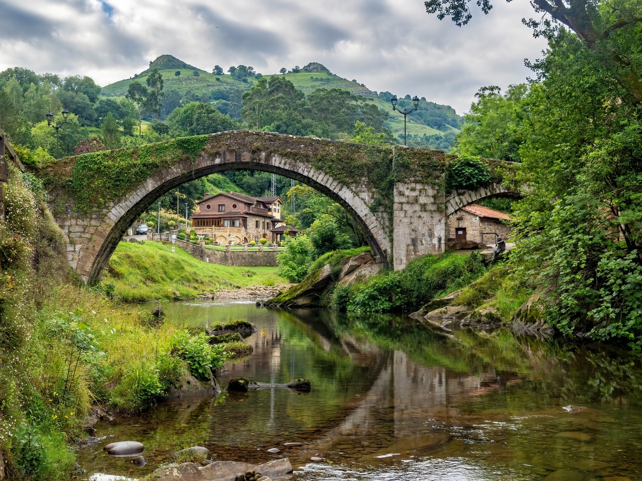 Le mystère de l'Homme-Poisson, la maison conçue par Gaudí et les paysages infinis de la Cantabrie