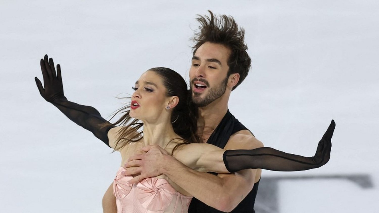Artistik patinaj: Laurence Fournier Beaudry ve Guillaume Cizeron uluslararası sahneye karışık bir başlangıç yaptı; Cizeron hafif bir kayma nedeniyle hatalıydı