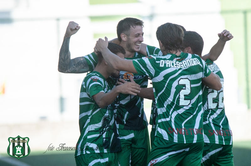 Real Forio, de koploper, verdedigt zijn bolwerk: Sessana arriveert in het Calise-stadion.