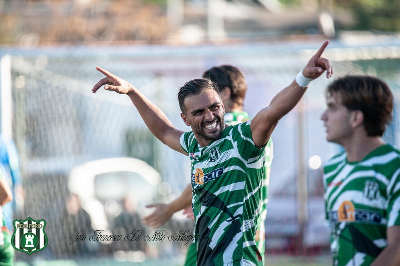 Die Achte Symphonie. Real Forio schlägt Frattese mit 3:0, sogar mit zehn Mann.