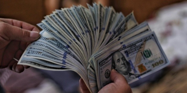 Dollar steigt inmitten von Handelsspannungen und Haushaltssorgen