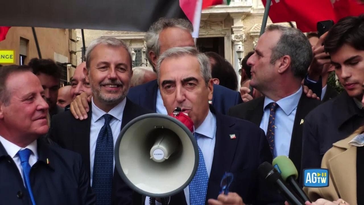 O grupo Forza Italia vota a favor da reforma da justiça.