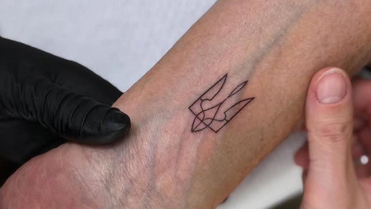 Calenda's nieuwe tatoeage: het symbool van Oekraïne op zijn pols.